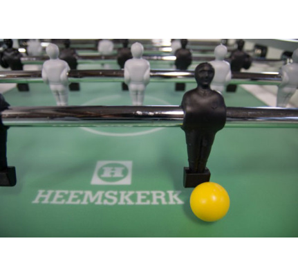 26402-voetbaltafel_heemskerk_soccer_school_speelveld_logo